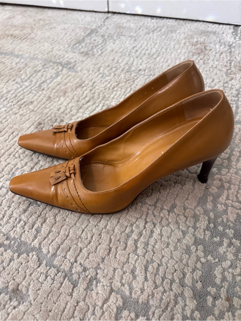 Gucci Tan Leather Pointed Toe Heels - Picture 6 of 8